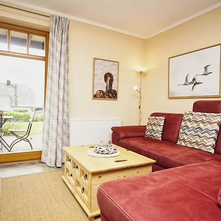 idyllsiche Lage, Ferienwohnung mit Terrasse, Meerblick - Haus Sonnenblume FeWo 04 * Neuendorf (Rugen)