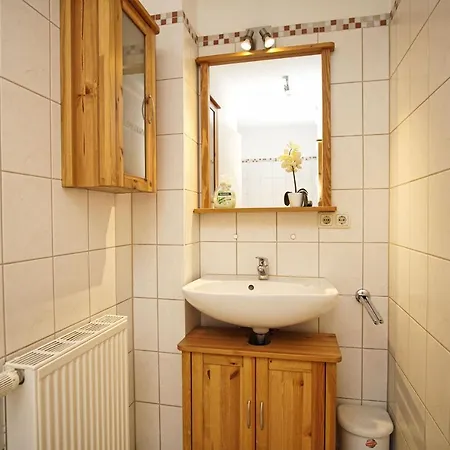 Idyllsiche Lage, Mit Terrasse, Meerblick - Haus Sonnenblume 04 * Neuendorf (Rugen)