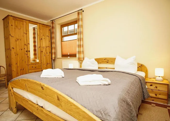 idyllsiche Lage, Ferienwohnung mit Terrasse, Meerblick - Haus Sonnenblume FeWo 04 Neuendorf (Rugen)