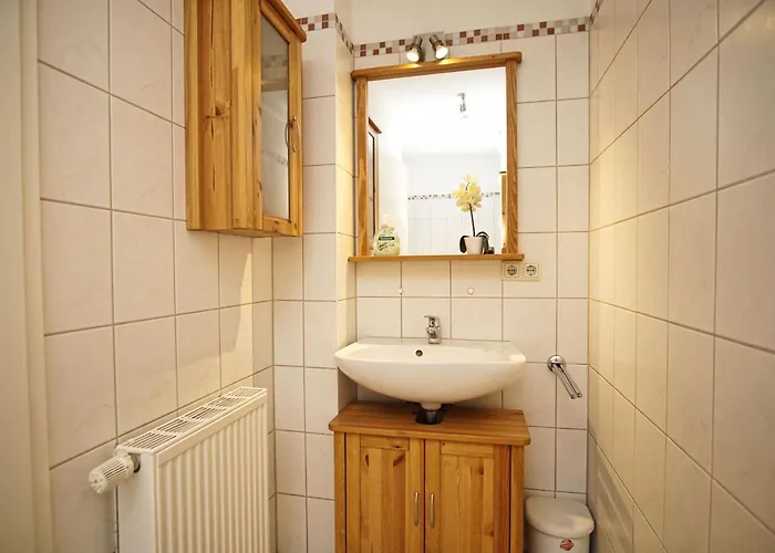idyllsiche Lage, Ferienwohnung mit Terrasse, Meerblick - Haus Sonnenblume FeWo 04 * Neuendorf (Rugen)